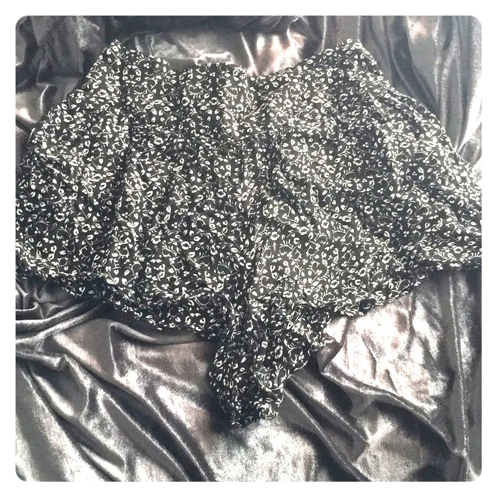 Black & white flowy shorts